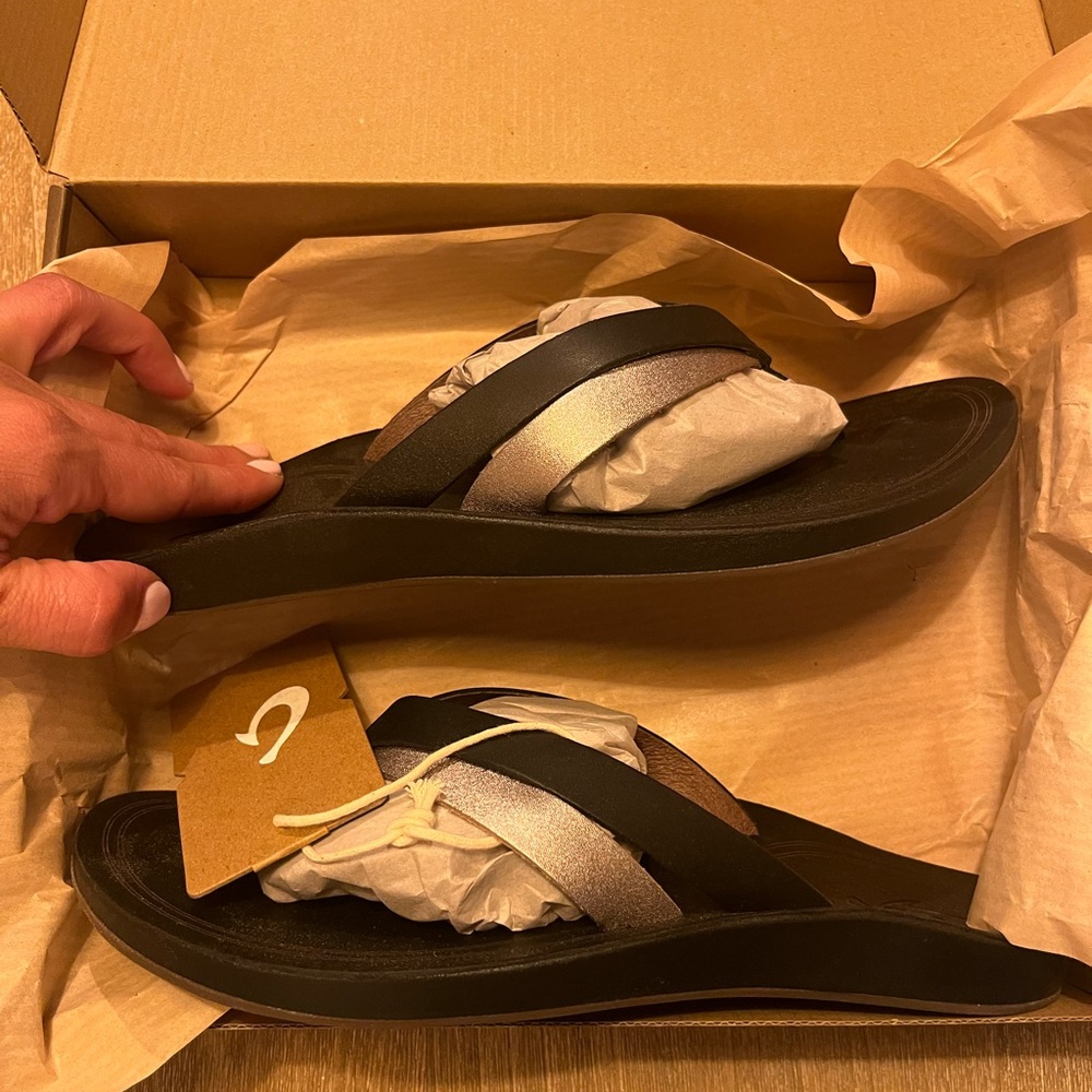 OluKai Women's Kaekae Sandals - Black and Silver